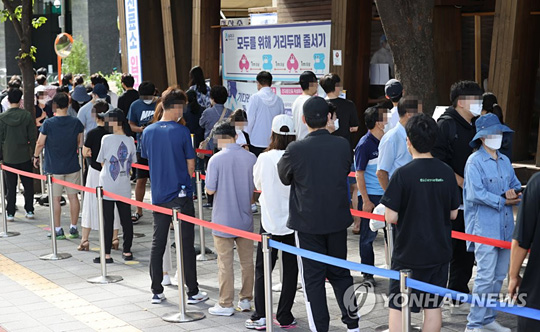 (서울=연합뉴스) 26일 오전 서울 송파구보건소 선별진료소에서 시민들이 코로나19 검사를 받기 위해 대기하고 있다. 중앙방역대책본부는 이날 0시 기준 신규 확진자가 2천771명 늘어 누적 30만1천172명이라고 밝혔다. 국내 코로나19 사태 이후 최다를 기록한 전날(3천272명·당초 3천273명에서 정정)보다 501명 줄면서 일단 3천명 아래로 내려왔으나 여전히 두 번째로 큰 규모다. 2021.9.26