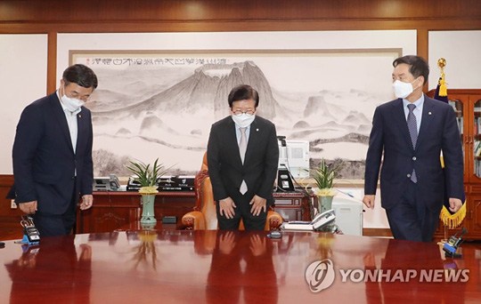 더불어민주당 윤호중 원내대표(왼쪽)와 국민의힘 김기현 원내대표(오른쪽)가 8월 31일 오전 서울 여의도 국회의장실에서 박병석 국회의장 주재로 회동하고 있다. [연합뉴스 자료사진]
