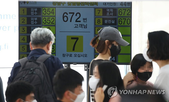 (서울=연합뉴스) 26일 서울 강남구보건소에 마련된 임시선별진료소를 찾은 시민들이 검체 채취 순서를 기다리고 있다. 2021.9.26