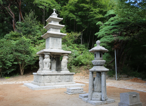 해체수리를 거쳐 다시 세워진 구례 화엄사 사사자 삼층석탑(왼쪽)과 석등의 모습. 문화재청 제공