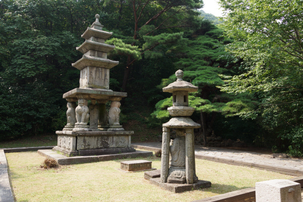 구례 화엄사 사사자 삼층석탑(왼쪽)과 석등의 해체수리 전 모습. 문화재청 제공