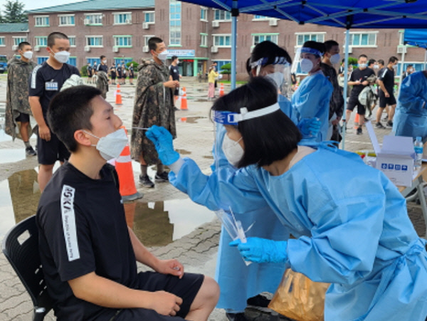 충남 논산 육군훈련소 내 훈련병들이 코로나19 진단검사를 받는 모습. 논산시 제공