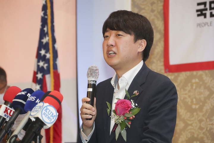 [서울=뉴시스] 최동준 기자 = 이준석 국민의힘 대표가 25일(현지시간) LA 가든스위트 호텔에서 재외 동포 정책간담회를 하고 있다. (사진=국민의힘 제공) 2021.09.26.