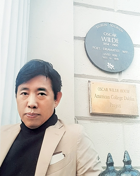 김병종 화백이 오스카 와일드 생가에서 포즈를 취했다.