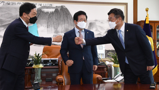 윤호중(오른쪽) 더불어민주당 원내대표와 김기현(왼쪽) 국민의힘 원내대표가 28일 오전 박병석 국회의장 주재로 열린 언론중재법 관련 협상에 앞서 주먹 인사를 나누고 있다. 국회사진기자단