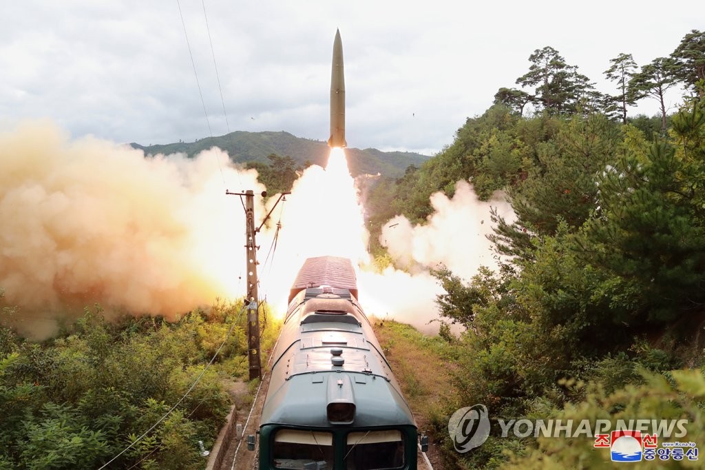 북한, 열차서 미사일 발사 첫 공개…기습공격·다량운송 장점위 사진은 아래 기사와 무관합니다.[연합뉴스 자료사진]