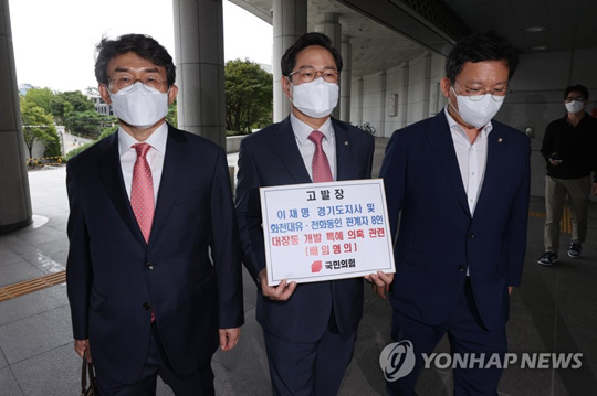 (서울=연합뉴스) 국민의힘 김형동 의원(오른쪽부터), 박수영 의원, 정상환 법률자문위 부위원장이 28일 오후 서울 서초구 대검찰청에서 이른바 ‘대장동 개발사업’ 의혹과 관련해 이재명 경기도지사, 화천대유 ·천화동인 관계자 8인에 대해 고발하기 위해 민원실로 향하고 있다. 이재명 지사는 전날 밤 페이스북에서 “이재명의 공공개발을 국민의힘이 죽어라 막지 않았으면 개발이익을 100% 환수했을 것이고 이런 사단도 없었을 것”이라고 주장했다. 2021.9.28