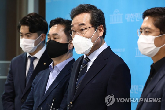 (서울=연합뉴스) 더불어민주당 이낙연 대선 경선 후보가 28일 국회 소통관에서 ‘위드코로나 소상공인 특별대책’ 발표 기자회견을 마친 뒤 취재진의 질문에 답하고 있다. 2021.9.28 [국회사진기자단]