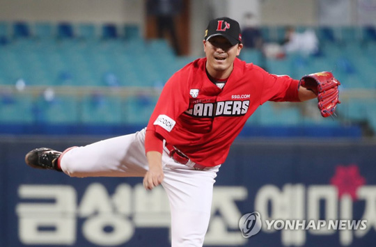 (대구=연합뉴스) 28일 오후 대구 삼성라이온즈파크에서 열린 ‘2021 프로야구 신한은행 SOL KBO리그’ 삼성 라이온즈와 SSG 랜더스의 경기, 1회 말 SSG 선발투수 조영우가 역투하고 있다. 2021.9.28