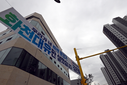 28일 경기 성남시 분당구 대장동 한 거리에 이 지역 야당 의원이 내건 ‘우리가 낸 비싼 분양가 화천대유만 살렸습니다’라는 문구가 적힌 현수막이 붙어 있다.