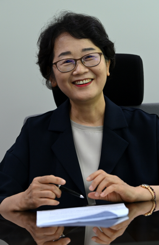 류방란 한국교육개발원(KEDI) 원장이 지난 3일 서울 영등포구 여의동 경제인문사회연구회 스마트워크센터에서 고교학점제의 필요성과 중요성에 대해 설명하고 있다.
