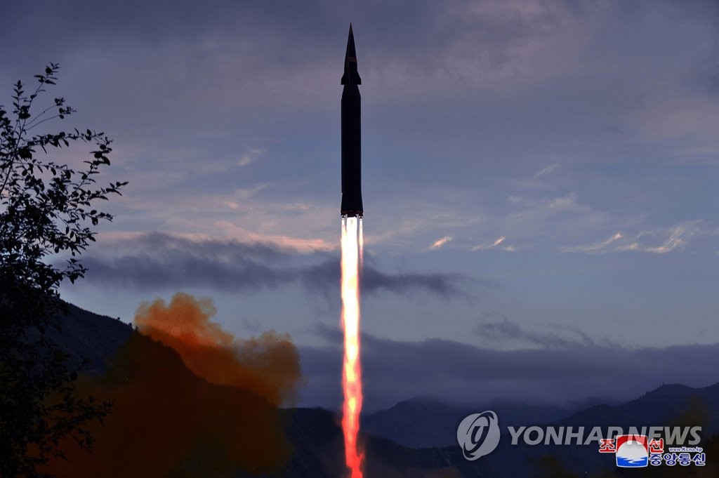 (평양 조선중앙통신=연합뉴스) 북한이 전날 신형 극초음속 미사일을 처음으로 시험 발사했다고 확인했다. 조선중앙통신은 29일 “국방과학원은 28일 오전 자강도 룡림군 도양리에서 새로 개발한 극초음속 미사일 화성-8형 시험발사를 진행했다”고 보도했다. 2021.9.29