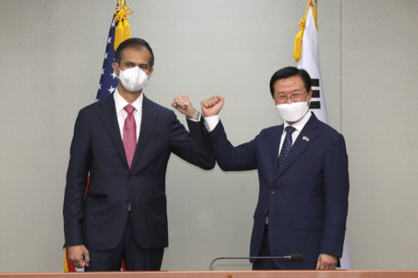 한미 국방부가 지난 27일 서울 용산구 국방부 청사에서 한미통합국방협의체(KIDD)를 개시한 자리에서 우리측 대표인 김만기(우측) 정책실장과 미국측 대표인 싯다르트 모한다스 동아시아 부차관보가 인사하고 있다. 국방일보 제공