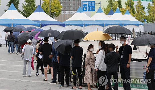(서울=연합뉴스) 28일 오전 서울 송파구 올림픽공원 앞에 설치된 임시선별검사소에서 시민들이 코로나19 검사를 받기 위해 대기하고 있다. 2021.9.28