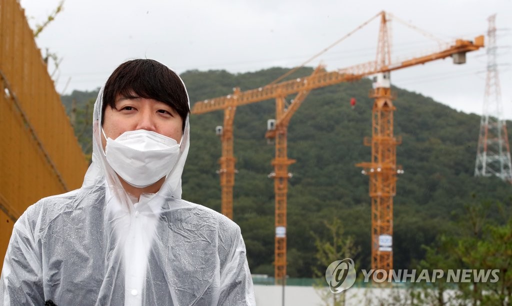 (성남=연합뉴스) 국민의힘 이준석 대표가 29일 경기 성남시 분당구 대장동에서 대장동 개발 의혹에 대해 현지 조사를 하고 있다. 2021.9.29 [국회사진기자단]