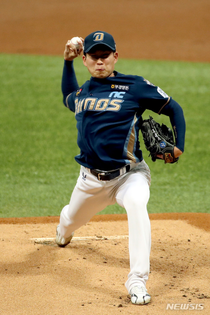[서울=뉴시스] 23일 오후 서울 구로구 고척스카이돔에서 열린 ‘2021 신한은행 SOL KBO 리그’ 키움 히어로즈 대 NC 다이노스의 경기, 1회말 NC 선발투수 이재학이 역투를 하고 있다 2021.09.23.