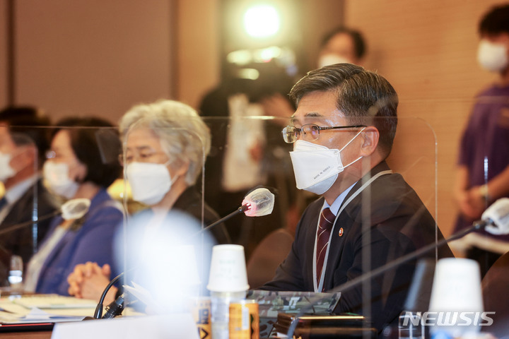 [서울=뉴시스] 서욱 국방부 장관이 28일 오후 서울 용산구 국방컨벤션센터에서 열린 제4차 민관군 합동위원회 정기회의에서 발언하고 있다. 왼쪽은 박은정 민관군 합동위원회 공동위원장. (공동취재사진) 2021.09.28.