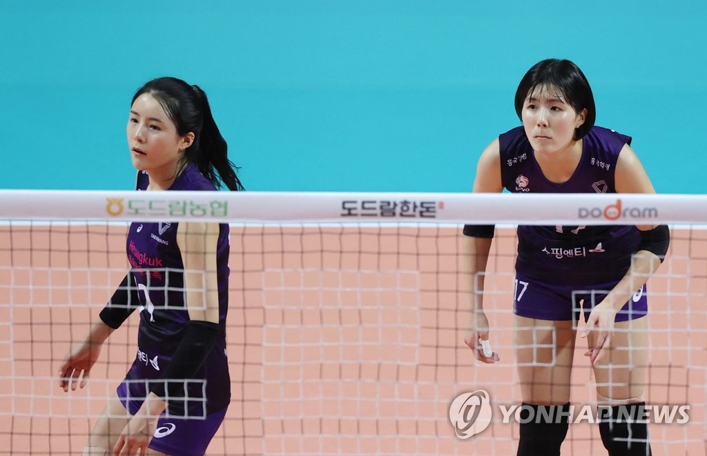 (서울=연합뉴스) 여자프로배구 흥국생명이 학창 시절 폭력(학폭) 논란의 당사자인 이재영·다영 쌍둥이 자매와 결별했다. 흥국생명은 30일 한국배구연맹(KOVO)에 2021-2022 프로배구 정규리그 선수 등록 명단을 제출하며 이재영과 이다영의 이름을 뺐다. 2021.6.30 [연합뉴스 자료사진]
