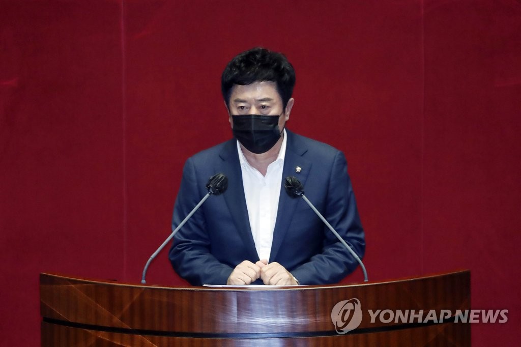(서울=연합뉴스) 국민의힘 정찬민 의원이 29일 서울 여의도 국회에서 열린 본회의에서 본인의 체포동의안에 대해 신상발언을 하고 있다. [국회사진기자단]