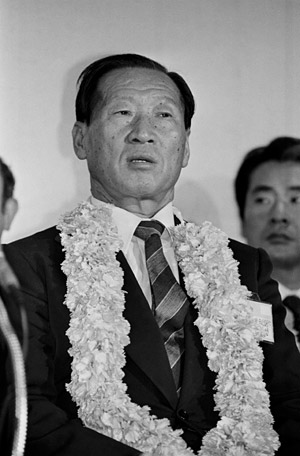 1981년 10월 4일 서울올림픽 유치에 성공하고 김포공항에 도착한 정주영 현대그룹 명예회장.  연합뉴스