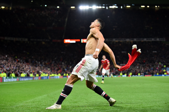 맨체스터 유나이티드의 크리스티아누 호날두가 30일 오전(한국시간) 영국 맨체스터의 올드트래퍼드에서 열린 UEFA 챔피언스리그 F조 조별리그 2차전에서 후반 50분 결승골을 터트린 뒤 상의를 벗어 던지는 세리머니를 펼치고 있다. EPA 연합뉴스