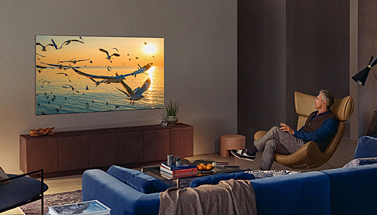 삼성전자의 미니 LED TV ‘Neo QLED’는 기존 제품과 차별화된 화질을 구현하는 것은 물론, 혁신적인 디자인, 인공지능 기반 사운드, 강화된 게임 기능 등을 통해 혁신을 이뤘다는 평가를 받는다. 삼성전자 광고 모델이 Neo QLED를 통해 콘텐츠를 감상하고 있다.  삼성전자 제공