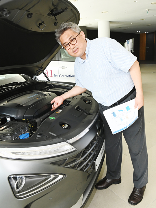 엄석기 한양대 기계공학부 교수가 지난 24일 한양대 정몽구미래자동차연구센터에 전시된 현대자동차의 수소차 넥쏘 앞에서 수소경제에 대해 설명하고 있다.  신창섭 기자