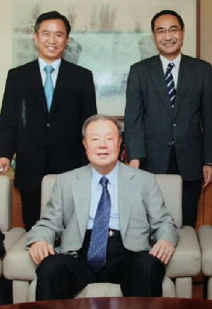 앞줄 가운데가 고 김상하 삼양그룹 명예회장, 뒷줄 왼쪽이 필자.