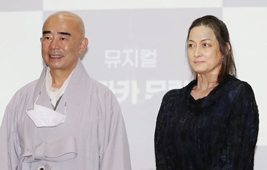 박칼린(오른쪽) 감독이 월정사 주지 정념(왼쪽) 스님의 제안으로 불탑을 소재로 한 뮤지컬을 만든다.  연합뉴스