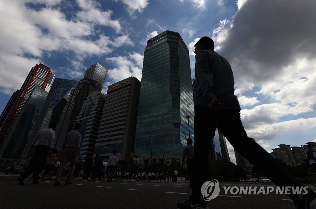 여의도에서 점심 식사를 마친 직장인들이 일터를 향해 걸어가고 있다. 2021.9.23 [연합뉴스 자료사진]