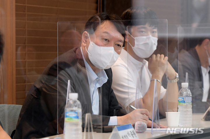 [서울=뉴시스] 윤석열 국민의힘 대선 경선 예비후보가 29일 서울 중구 버텍스코리아에서 열린 ‘꿈과 혁신 4.0 밀톡, 예비역 병장들이 말하고 윤석열이 듣는다’에 참석해 발언을 듣고 있다. 2021.09.29.