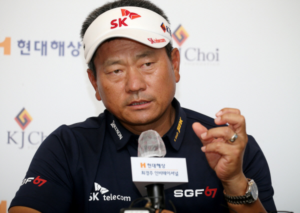 최경주가 30일 경기도 여주 페럼클럽에서 열린 한국프로골프(KPGA)투어 현대해상 최경주 인비테이셔널 1라운드를 마치고 인터뷰하고 있다.  KPGA 제공