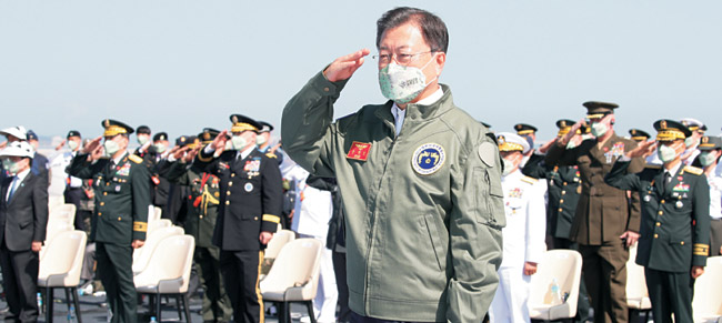 문재인 대통령이 1일 경북 포항 해병대 제1사단 인근 영일만 해상 마라도함에서 열린 제73주년 국군의날 기념식에서 거수경례를 하고 있다.  연합뉴스