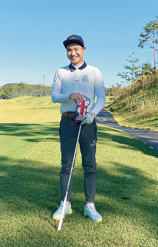 김병연 한양증권 AI운용본부 이사가 지난달 18일 경기 이천의 더크로스비GC를 찾아 라운드 전 기념촬영을 하고 있다. 김병연 제공