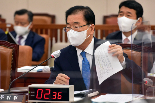 정의용 외교부 장관이 1일 오전 국회에서 열린 외교통일위원회의 국정감사에서 의원들의 질의에 답변하고 있다. 국회사진기자단