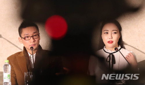 [서울=뉴시스] 지난 2017년 12월30일 오후 서울 강남구의 한 호텔에서 팝 아티스트 낸시랭과 남편 왕진진(가명, 본명 전준주)이 긴급기자회견을 열고 취재진 질문에 답변하고 있다. (사진=뉴시스 DB).