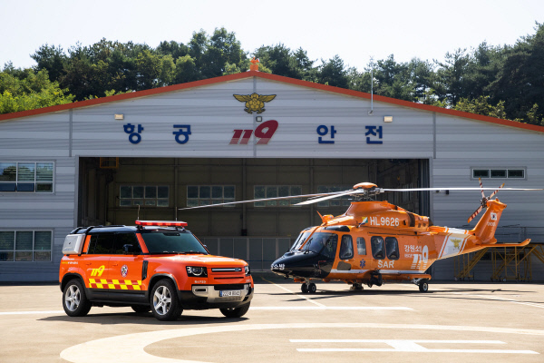 재규어 랜드로버 코리아는 강원도소방본부에 긴급재난대응을 위한 올 뉴 디펜더 110을 기증했다고 1일 밝혔다. 재규어 랜드로버 제공