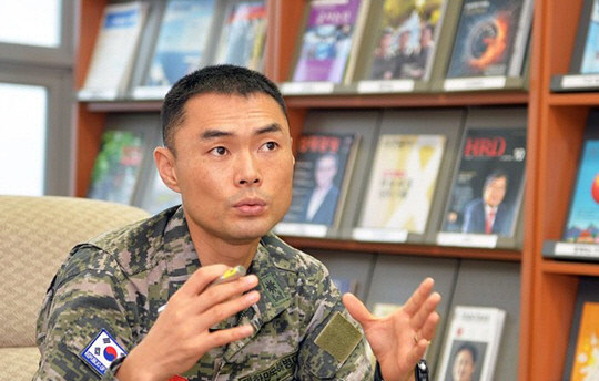 1일 국군의 날을 맞아 현역군인으로는 10년만에 화랑무공훈장을 수훈한 김정수 해병대 소령. 11년 전 연평도 포격도발 당시 연평부대 포7중대 중대장으로 연평포격전을 승리로 이끈 주역이다. 문화일보 자료사진