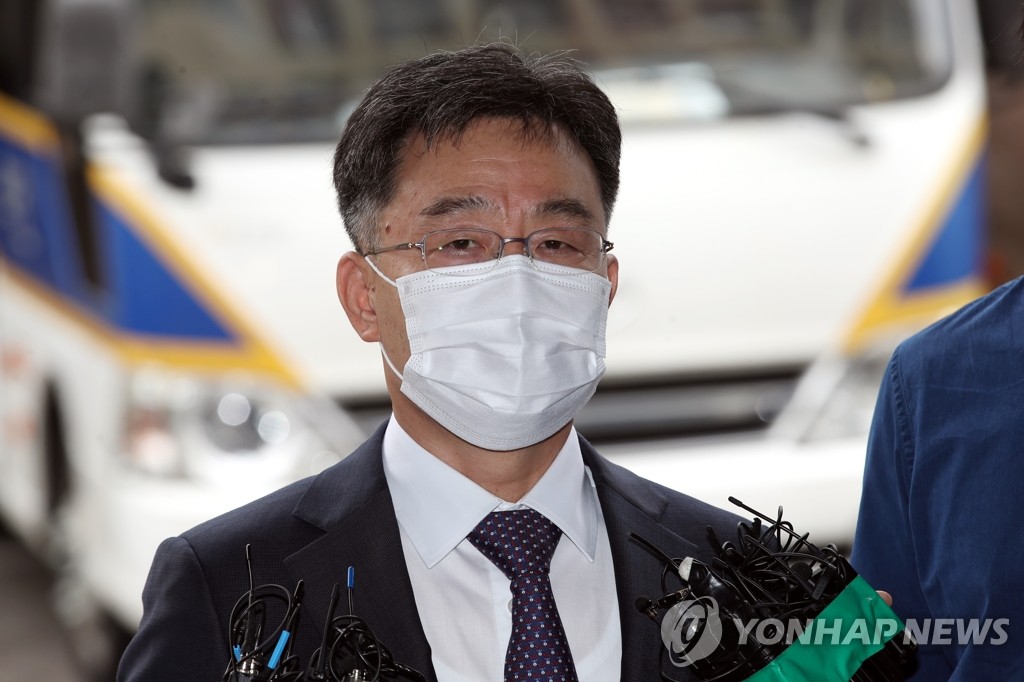 (서울=연합뉴스) 경기 성남시 대장동 개발사업에서 특혜를 받은 의혹이 제기된 화천대유자산관리(화천대유)의 최대 주주 김만배 씨가 지난달 27일 오전 참고인 신분으로 조사받기 위해 서울 용산경찰서로 들어서며 취재진 질문에 답하고 있다.