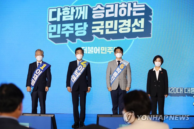 (제주=연합뉴스) 박지호 기자 = 1일 오후 제주시 오등동 난타호텔에서 열린 더불어민주당 대선후보 제주 경선 합동토론회에서 이재명(왼쪽부터), 이낙연, 박용진, 추미애 후보가 포즈를 취하고 있다. 2021.10.1 [공동취재]