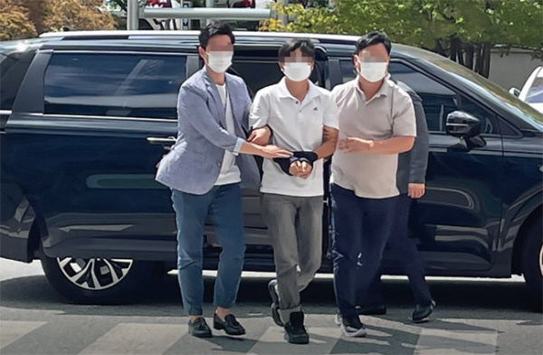 지난 8월18일 간첩혐의를 받는 ‘자주통일 충북동지회’ 조직원 손모씨가 구속 전 피의자 심문(영장실질심사)을 위해 법정에 출석하는 모습. 연합뉴스