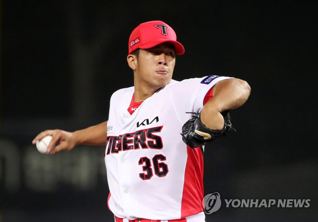 (광주=연합뉴스) 조남수 기자 = 1일 광주-기아챔피언스필드에서 열린 2021 프로야구 키움 히어로즈와 KIA 타이거즈의 경기에서 KIA 선발투수 다카하시가 4회에 투구하고 있다. 2021.10.1