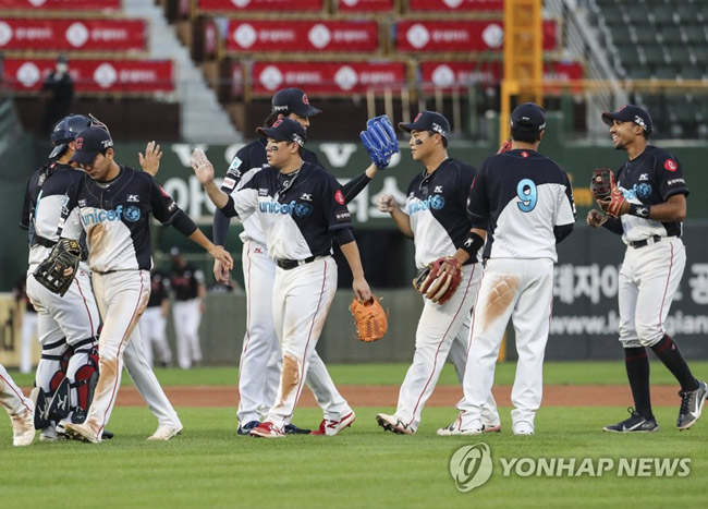 (부산=연합뉴스) 강덕철 기자 = 1일 부산 사직구장에서 열린 2021 KBO 프로야구 kt 위즈와 롯데 자이언츠 더블헤더 1차전에서 4-3으로 승리한 롯데 선수들이 기뻐하고 있다. 2021.10.1