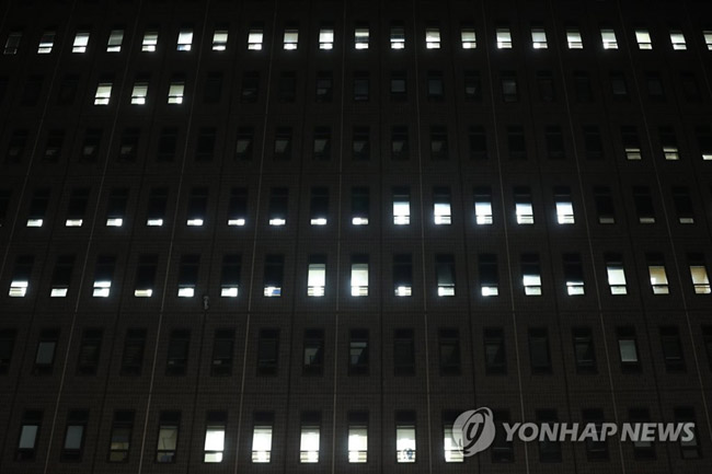 (서울=연합뉴스) 임화영 기자 = 검찰이 1일 유동규 전 성남도시개발공사 기획본부장을 전격 체포하면서 대장동 개발 로비·특혜 의혹 수사에 속도가 붙고 있다. 지난달 29일 대대적인 압수수색에 나서며 본격 수사에 착수한 지 이틀 만이다. 서울중앙지검 수사전담팀은 이날 오전 9시 26분께 병원 응급실에서 나오는 유 전 본부장을 체포해 조사하고 있다. 사진은 1일 오후 서울 서초구 중앙지검. 2021.10.1