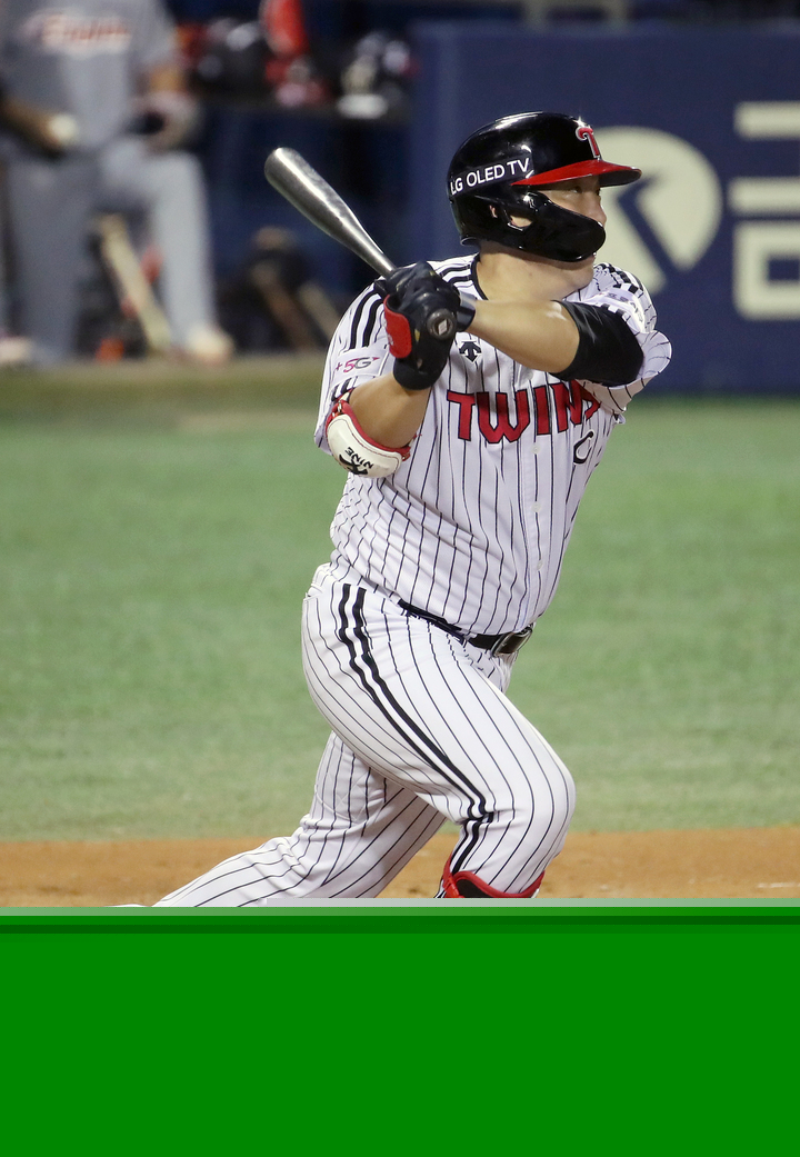 [서울=뉴시스] 10일 오후 서울 송파구 잠실야구장에서 열린 2021 신한은행 SOL KBO리그 한화 이글스와 LG 트윈스 경기, LG 4회말 공격 선두타자 김현수가 2루타를 때리며 출루하고 있다. 2021.09.10.