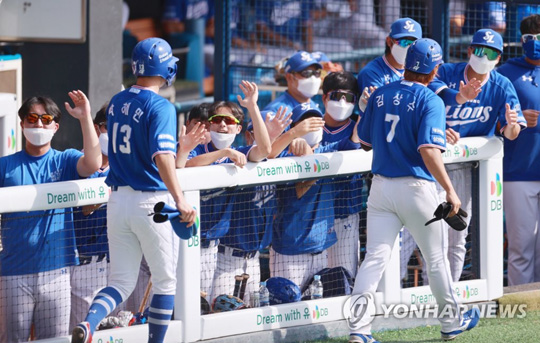 (서울=연합뉴스) 홍해인 기자 = 3일 오후 서울 잠실야구장에서 열린 2021 프로야구 삼성 라이온즈와 두산 베어스의 경기. 1회초 무사 주자 만루에 삼성 오재일의 2타점 적시타 때 홈을 밟은 김상수와 박해민이 더그아웃에서 팀 동료들과 하이파이브를 하고 있다. 2021.10.3