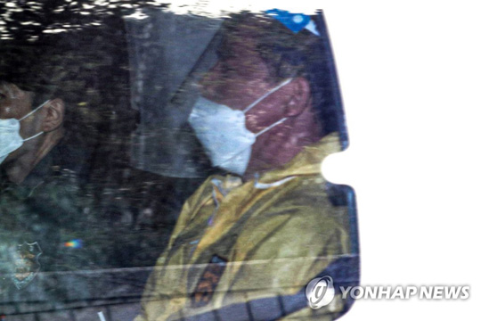 (서울=연합뉴스) ‘대장동 개발 사업 특혜’ 의혹의 핵심인물로 꼽히는 유동규 전 성남도시개발공사 기획본부장이 3일 오후 서울 서초구 서울중앙지법에서 특정경제범죄 가중처벌 등에 관한 법률 위반(배임) 등 혐의로 구속 전 피의자심문(영장실질심사)을 받은 후 호송차를 타고 서울구치소로 향하고 있다.2021.10.3 [공동취재]