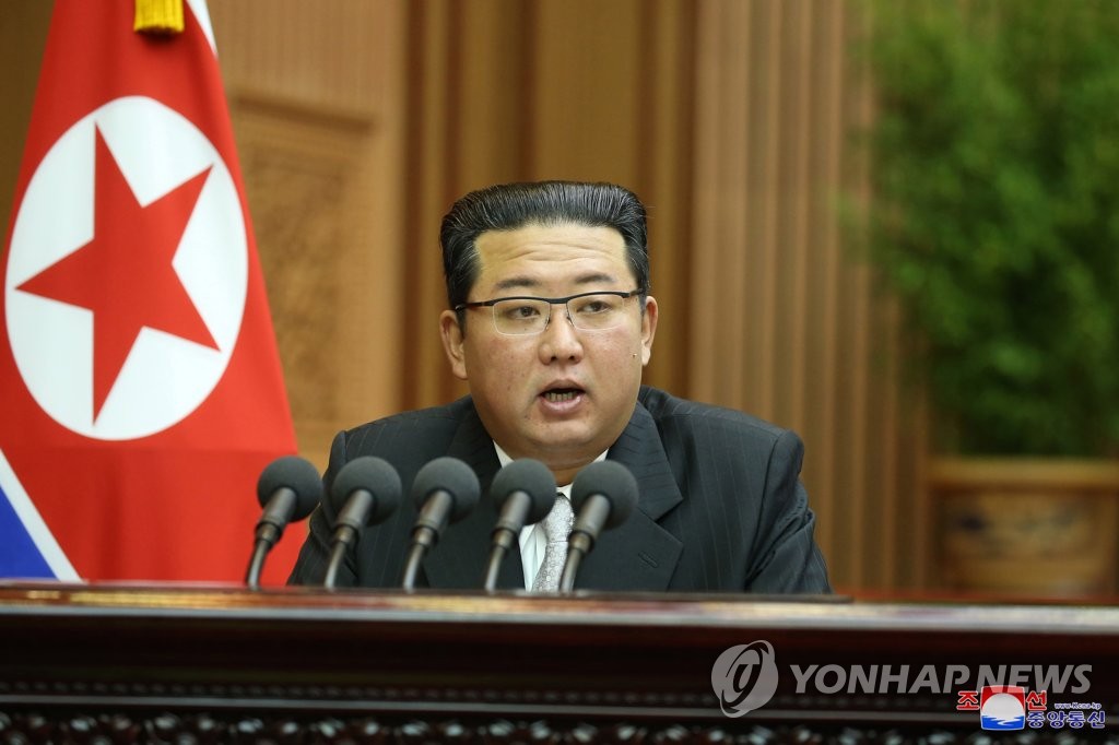 (평양 조선중앙통신=연합뉴스) 김정은 국무위원장이 지난 29일 평양 만수대의사당에서 열린 최고인민회의 제14기 제5차 회의 2일 회의에서 시정연설을 했다고 조선중앙통신이 30일 보도했다. 김 위원장은 10월 초부터 남북 통신연락선을 복원할 의사를 표명하고, 미국의 새 행정부에 대해서는 ‘군사적 위협과 적대시 정책이 조금도 달라진 것이 없다’고 평가했다. 2021.9.30