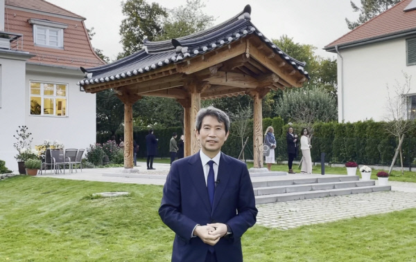 동서독 통일 31주년을 기념해 독일을 방문한 이인영 통일부 장관이 3일 연합뉴스 등과 인터뷰를 하고 있다. 연합뉴스