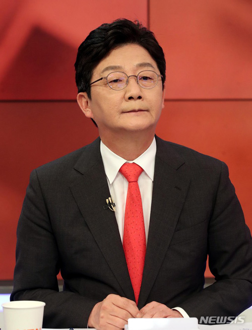 [서울=뉴시스] 국회사진기자단 = 유승민 국민의힘 대선 경선 예비후보가 1일 서울 중구 매경미디어센터에서 열린 대선 경선 5차 방송토론회 준비를 하고 있다. 2021.10.01.